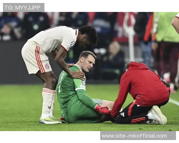 诺伊尔亲临球迷俱乐部分享温馨时刻彰显拜仁独特魅力